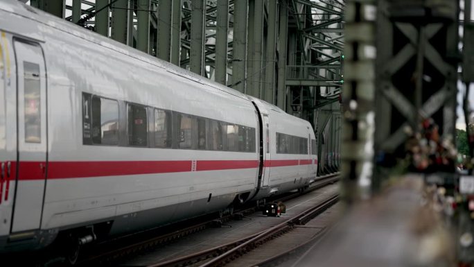 从霍亨索伦大桥出发的快速ICE列车抵达德国科隆中央火车站