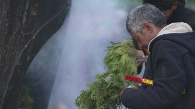 藏民祭祀焚烧松柏煨桑