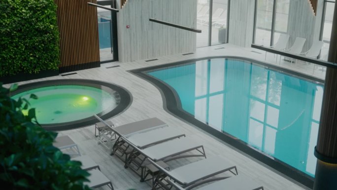 室内游泳池。高品质的酒店。