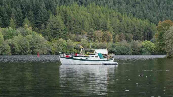 在湖中航行的渔船日落景色水上
