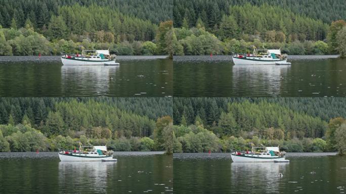 在湖中航行的渔船日落景色水上
