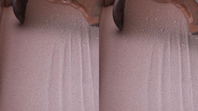 用不锈钢勺子舀巧克力冰淇淋。
