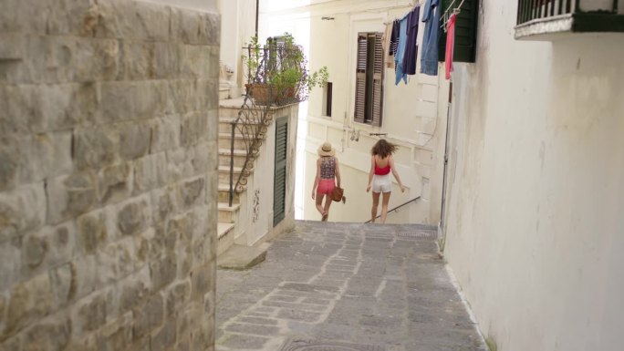 在意大利旅行的好朋友们穿着五颜六色的牛仔短裤享受暑假旅行冒险