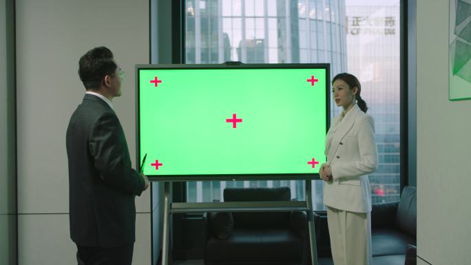 4k实拍秘书办公室绿幕大屏展示讲解