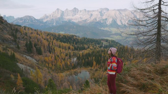 秋天在奥地利阿尔卑斯山徒步旅行的女子