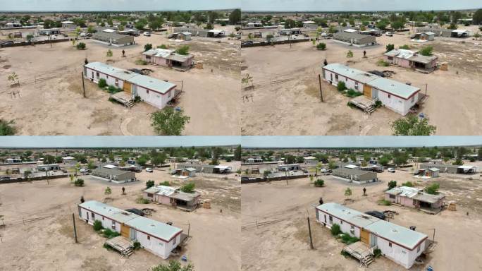 沙漠地区的移动房屋。为低收入者拍摄的拖车停车场航拍照片。美国西南部住房主题。