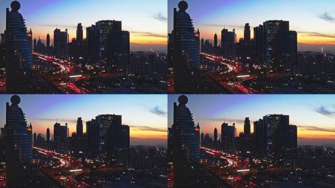 日落时分，阿拉伯联合酋长国谢赫扎耶德路的迪拜城市景观延时拍摄