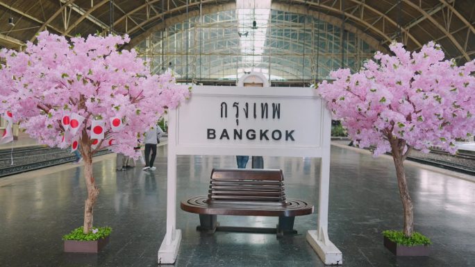曼谷火车站的标志和樱花