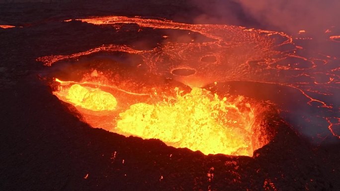 地质现象:火山喷发的熔岩，火焰和烟雾的迷人景观