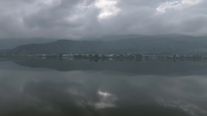 阴雨天下的剑湖风光