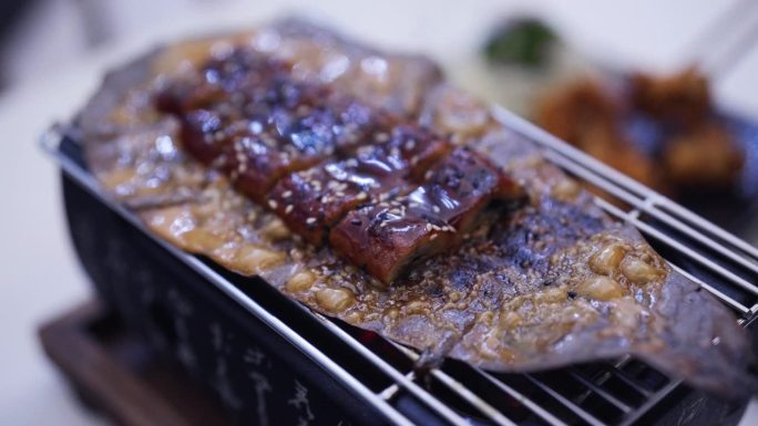 用炭火烤的日本鳗鱼。Unagi Hoba烧。