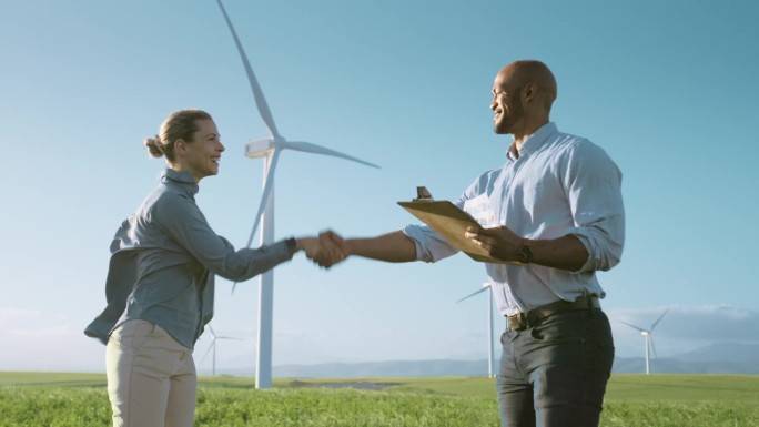 工程人员，握手和风车会议可再生能源检查和可持续发展的现场。绿色业务经理，握手和生态友好处理风力涡轮机