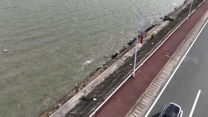 汽车沿海公路行驶