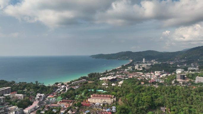 阳光明媚的日子普吉岛海岸线著名的海滩小镇航拍全景4k泰国