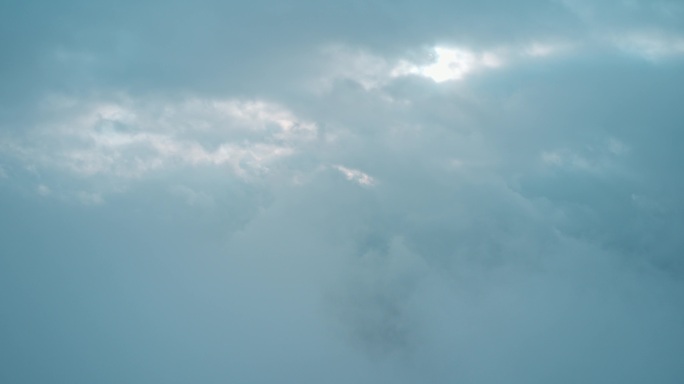 飞机视角穿越云层