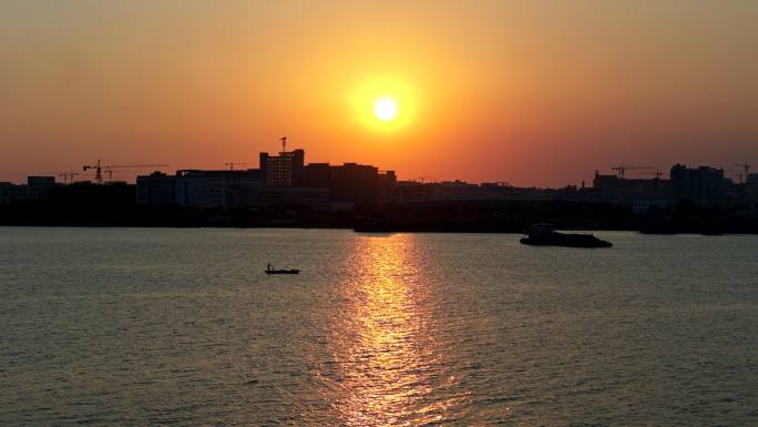 落日夕阳的余晖照耀在江面上