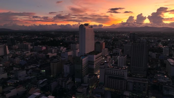 空中拍摄的日落场景，泰国南部宋卡省哈泰伊市中心的核心建筑，金融区的摩天大楼和办公楼