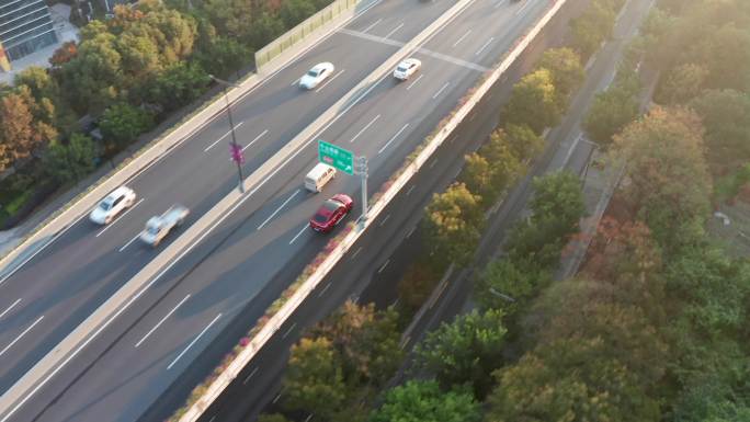 高速公路森林乡村林间山路桥上行驶汽车