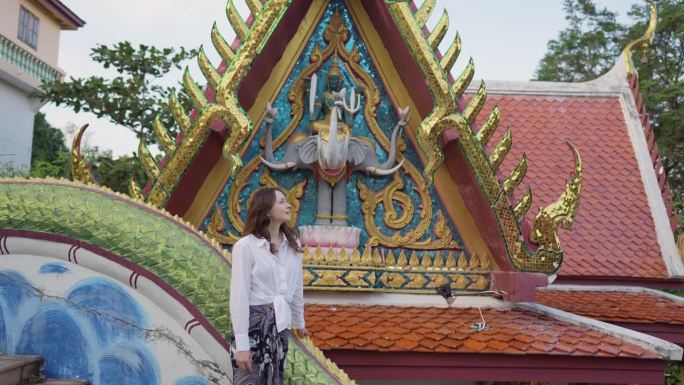 快乐的女人在苏梅岛的大佛寺里探索