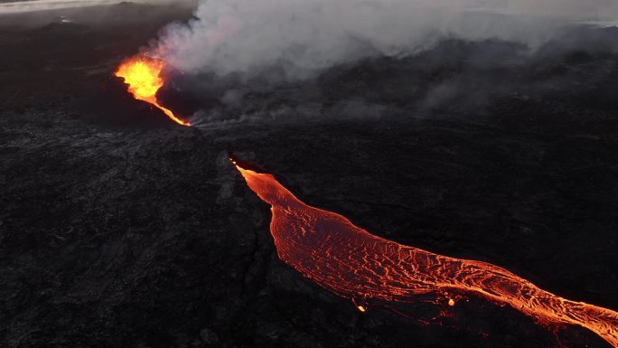 火山喷发，炽热的熔岩从地面喷出，无人机飞过活跃的火山口