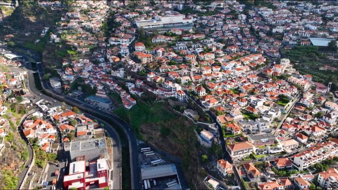宁静的郊区挂毯:无人机的视角。葡萄牙丰沙尔的马德拉岛。