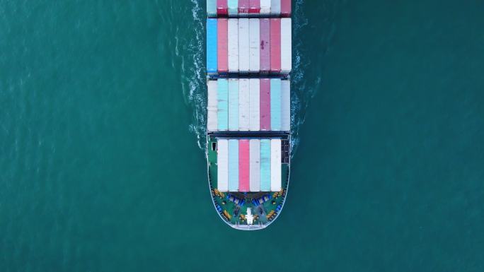 航拍俯拍海上超大型集装箱船