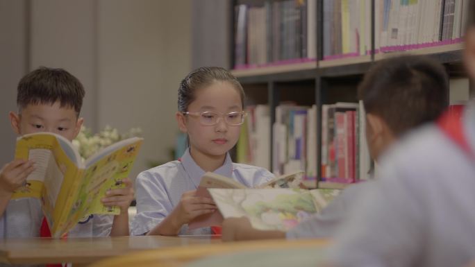小学生在图书馆看书