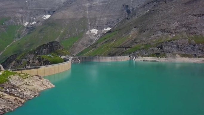 山间水库和水电站的美景