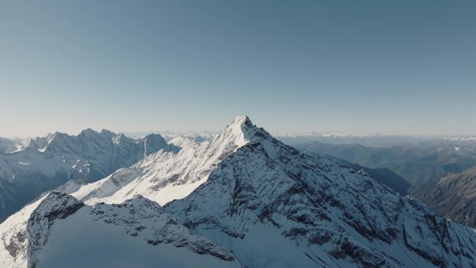 站在雪山之巅航拍