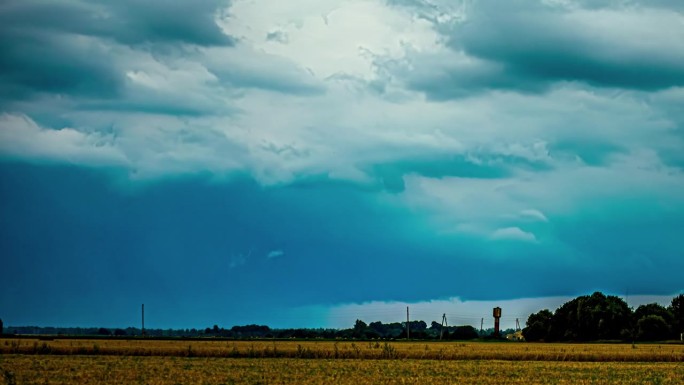 暴风雨云在农田上空积聚的时间变化。