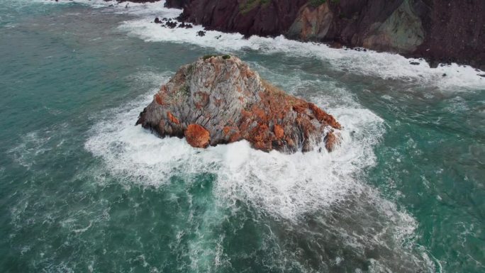 伊格莱西亚斯，撒丁岛，斯科利奥-莫尔托岛:从轨道上鸟瞰这个著名的小岛，海浪猛烈地撞击着岩石。