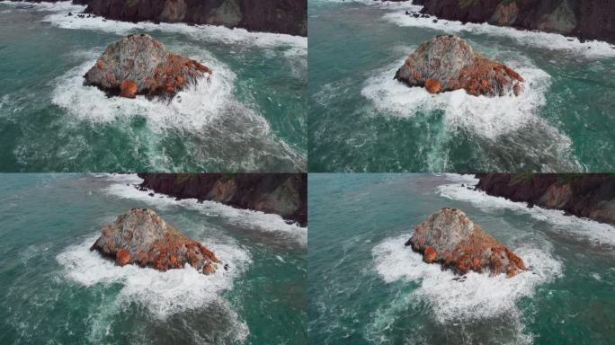 伊格莱西亚斯，撒丁岛，斯科利奥-莫尔托岛:从轨道上鸟瞰这个著名的小岛，海浪猛烈地撞击着岩石。