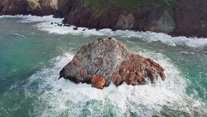 撒丁岛，伊格莱西亚斯岛，斯科利奥-莫尔托岛:鸟瞰这座著名的岛屿，海浪猛烈地拍打着岩石。