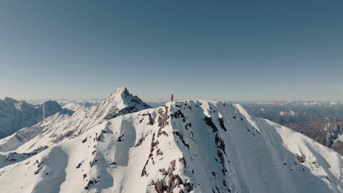 站在雪山之巅航拍