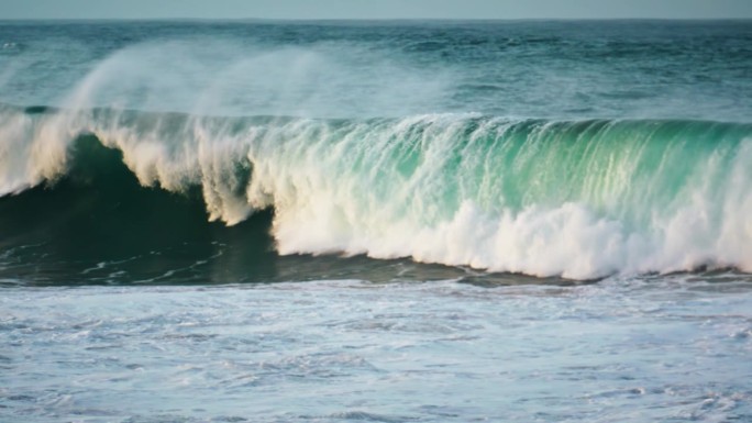 汹涌的海浪冲击着海面。危险的白浪翻滚着