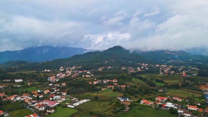 令人惊叹的空中4K无人机拍摄的一个村庄——蓬特利马，葡萄牙。拍摄于秋季多云天气。