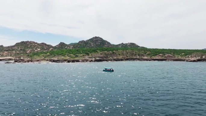 无人机视差轨道围绕潜水船停泊在卡波普尔莫海岸