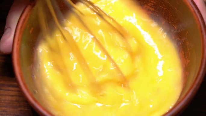 鸡蛋在碗里用打蛋器打好。高品质4k画面