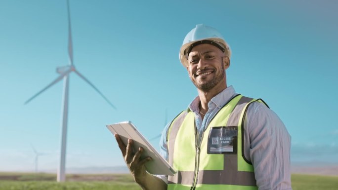 工业人，风力涡轮机和平板电脑的规划，检查或可再生能源和可持续发展的领域。非洲工程工人对风车或绿色解决