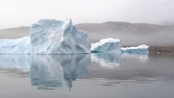 巨大的冰川漂浮在格陵兰岛北冰洋的海面上