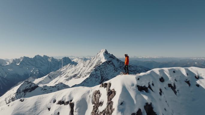 站在雪山之巅航拍