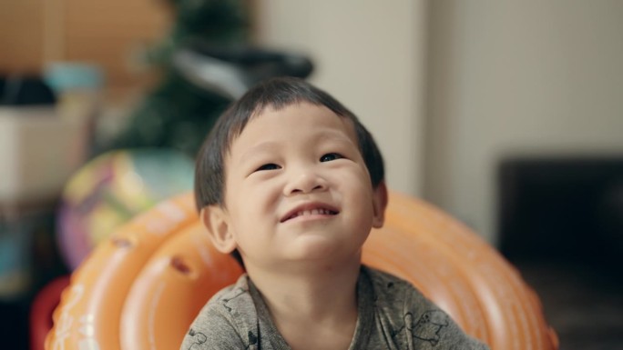 纯真与欢乐:一个亚洲小孩的特写照片中的真实情感。