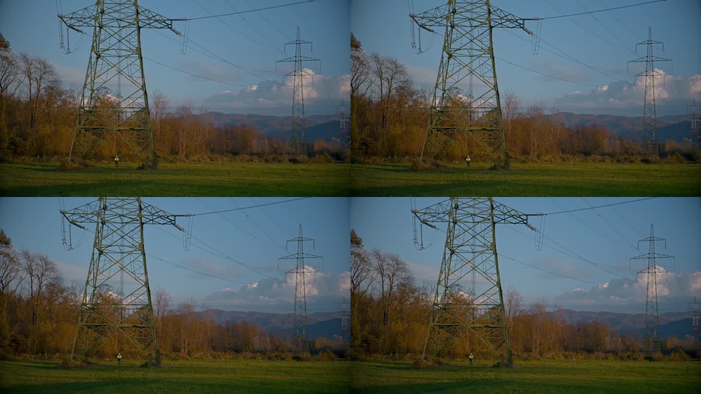蓝天下电站草地上的SLO MO电塔。采购产品电力线，电力电缆，电力，燃料和发电