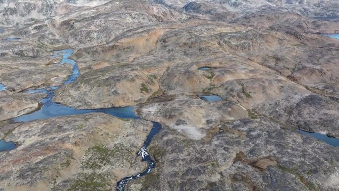 从空中俯瞰格陵兰岛山上的河流和湖泊