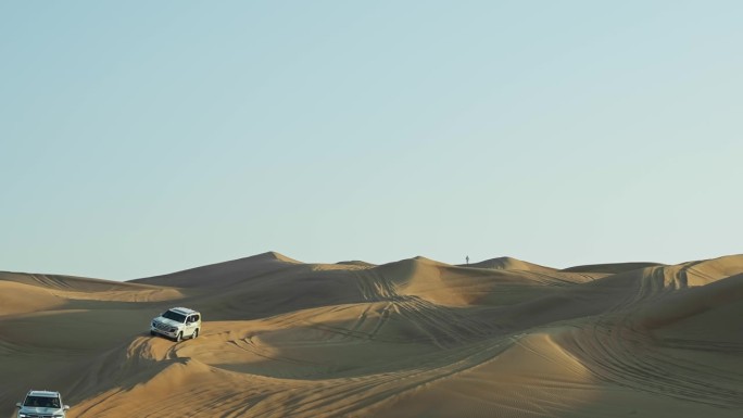 越野车在迪拜的沙丘上行驶