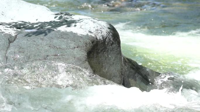 4K奔腾的河水石头空镜意境实拍视频