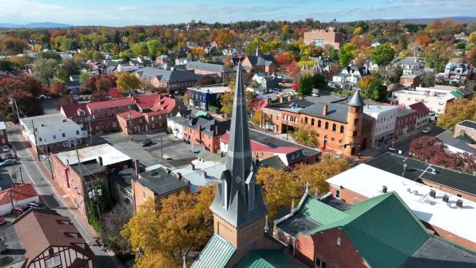 秋天，弗吉尼亚州温彻斯特的教堂尖塔。美国小镇的氛围。空中轨道。