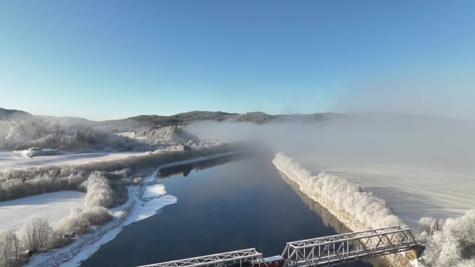 航拍的雾蒙蒙的挪威风景与火车轨道桥