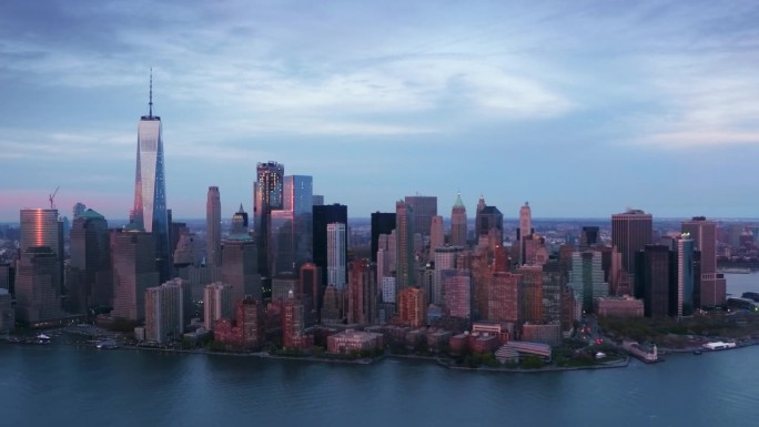 日落时分，曼哈顿中城著名的摩天大楼。纽约市。美国，北美。从直升机上拍摄的。