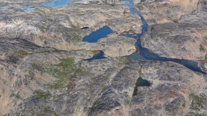 从空中俯瞰格陵兰岛山上的河流和湖泊